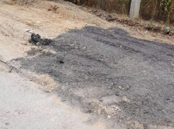 Безобразную смесь вместо тротуара ляпнули дорожники в 26 микрорайоне в Волжском