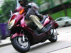 В Волжском “байкер” на скутере пролетел на красный сигнал светофора и столкнулся с авто