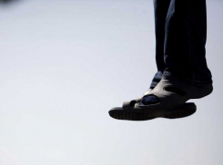 В Ленинске 53-летний мужчина повесился на глазах у родственников