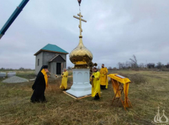 Близ Волжского состоялось водружение купола с крестом на храм
