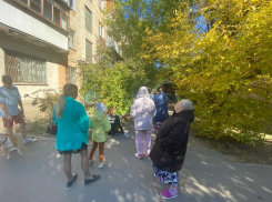 В Волжском эвакуировали жителей: весь подъезд вывели на улицу