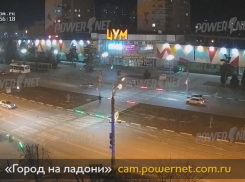 Съехал на обочину, влетел в машину и  едва не сбил пешехода: в центре Волжского водитель попал на видео