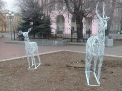 Новогодний вандализм: среди ночи в Волжском украли светящегося олененка