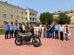 Волжский поддерживает фронт: суд, прокуратура и полиция передали мотоцикл бойцам СВО к Дню России
