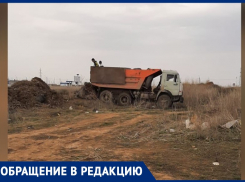 В Волжском из КАМАЗов выгружают сухие ветки и мусорные пакеты рядом с СНТ: видео