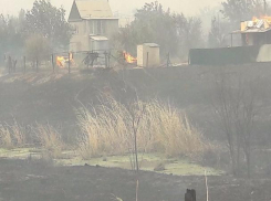 Волжский в огне: в городе объявили режим ЧС, а в поселке Краснооктябрьский эвакуируют жителей