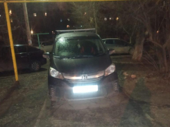 «Полное безобразие»: водители паркуются на тротуарах в Волжском