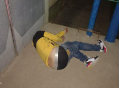 Мужчина не дошел до дома и уснул у подъезда в Волжском, подперев железную дверь