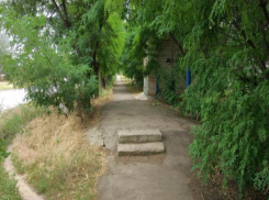 Камера, размещенная по центру дороги, мешает местным жителям в Волжском