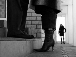 Волгоградка из-за ревности задушила свою подругу