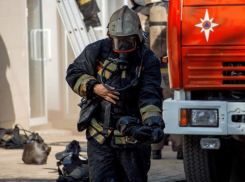 Под Волжским случился пожар: в деревянном доме полыхали полы