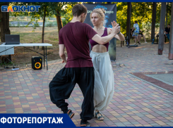 Волжане танцевали под открытым небом под звуки кизомбы и бачаты 