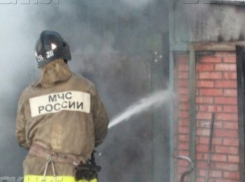 По неизвестной причине вспыхнула частная территория в Волжском