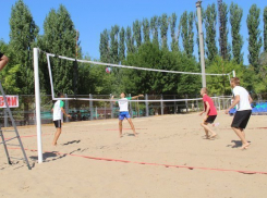 В Волжском проходит первенство города по пляжному волейболу