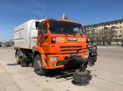 На дороги Волжского выпустили новую машину-пылесос