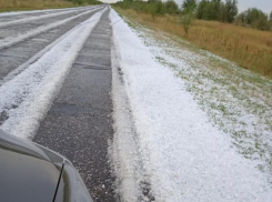 Град усыпал дорогу в Волгоградской области: видео