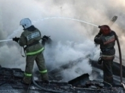 В Волжском неизвестные подожгли два дома