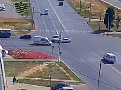 На «знаменитом» перекрёстке в Волжском иномарка протаранила «Газель»