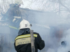 В Волжском горели хозпостройка и деревянный навес 