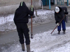 Вместо уборки рыхлого снега, ждем образования ледяных глыб и заставляем людей мучиться с ломами