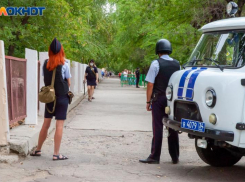 Шантаж и взятки: двух полицейских из Волгограда будут судить сразу по трем статьям 