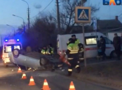 В Волжском перевернулась «двенадцатая»: первую помощь оказывали на месте