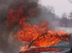 На автодороге под Волжским вспыхнул автомобиль