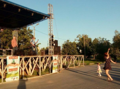 Под зажигательный рок в парке «Волжский» высадили молодые деревья