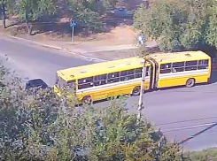 Камеры наблюдения сняли, как автобус-гармошка таранит легковушку на перекрестке в Волжском 