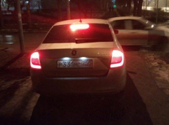 Блатной автохам устроил персональную парковку на тротуаре в центре Волжского