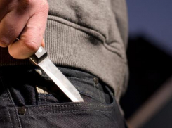 В Волжском в День всех влюбленных рецидивист с ножом ограбил прохожего