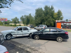 Мужчина на «Волге» отправил пенсионера в больницу в Волжском