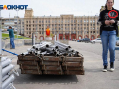 Готовила сцену ко дню Победы с эмблемой СС на груди в Волгограде