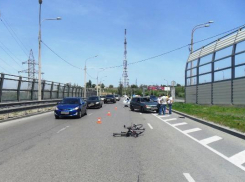 На въезде на «танцующий мост» через Волгу водитель «четырнадцатой» сбил велосипедистку