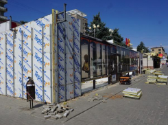 В Волжском сносят павильон наглого бизнесмена