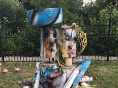 Мужчина превратил в сказку двор городской поликлиники в Волжском