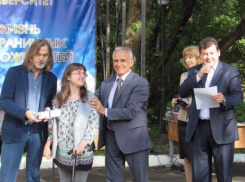 Никас Сафронов вручил студенческий билет волжанке Светлане Кузьминой 