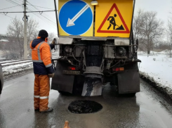 Рабочие продолжают заделывать ямы на дорогах в Волжском