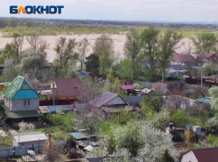 В Волжском Ахтуба окрасилась в розовый цвет накануне Пасхи: фото