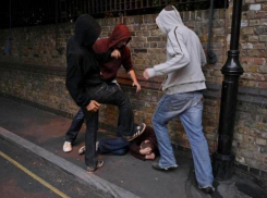 Компания мужчин кавказской внешности избила девушек на площади