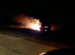 В садовом товариществе Волжского вспыхнул старенький ВАЗ