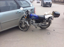 На въезде в Волжский мотоциклист влетел в отечественный «ВАЗ»