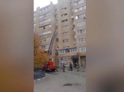 Пожар в многоквартирном доме в Волжском попал на видео