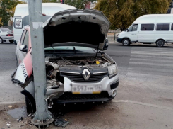 Женщина-водитель выпала из салона авто на ходу напротив храма в Волжском