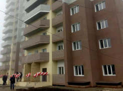 Дом, «просроченный» на четыре года, наконец сдали в эксплуатацию в Волжском