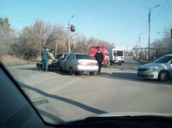 В Волжском мужчину госпитализировали с травмами после аварии на перекрестке