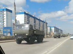 По Волжскому проехала колонна военной техники