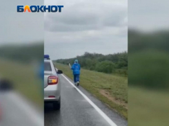 Женщина бежала по трассе под Волжским с зажженным факелом в руках:видео