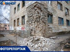 «Упал кусок дома»: в Волжском жилые здания превращаются в руины, а чиновники их аварийными не считают