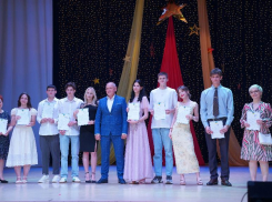 Глава Волжского поздравил выпускников на бале медалистов